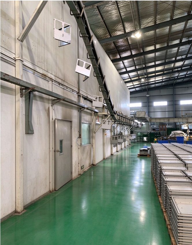 Powder coating line with overhead conveyor